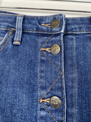 Lee str. 26 <br/> kort denimnederdel