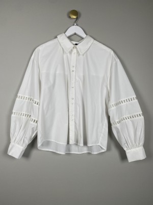 Vero Moda str. M <br/> hvid skjorte med hul detaljer