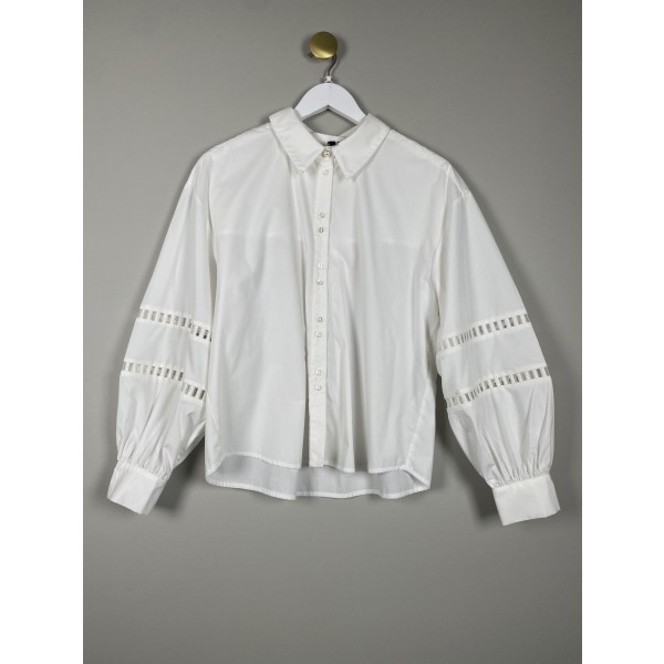 Vero Moda str. M <br/> hvid skjorte med hul detaljer