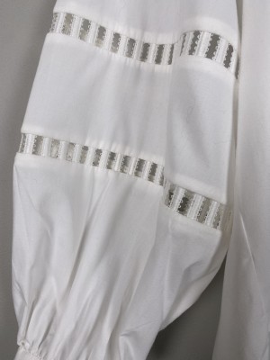 Vero Moda str. M <br/> hvid skjorte med hul detaljer