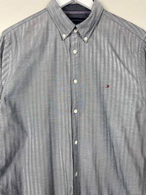 Tommy Hilfiger str. 40 <br/> Grå stribet skjorte