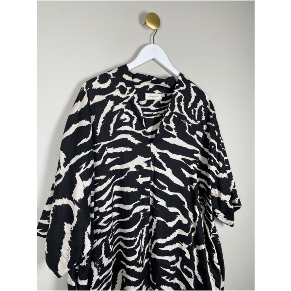 Cph Muse str. L <br/> kjole med lommer og zebraprint - Image 2