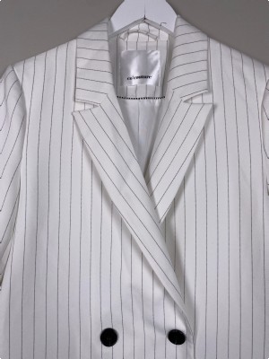 Co´Couture str. S <br/> råhvid blazer med tynde striber