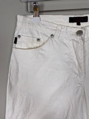 Créton str. 38 <br/> hvide jeans med vævet blomster