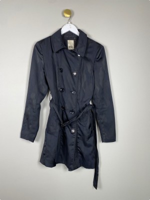 PBO str. 38 <br/> sort trenchcoat