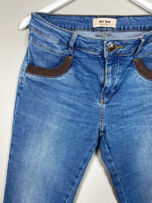 Mos Mosh str. 28 <br/> jeans med detalje ved lommer