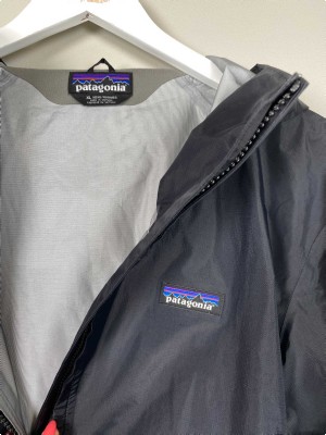 Patagonia str. XL <br/> mørkeblå regnjakke