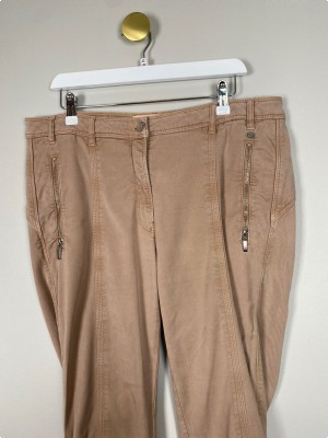 Gustav str. 42 <br/> beige bukser med lynlås lommer