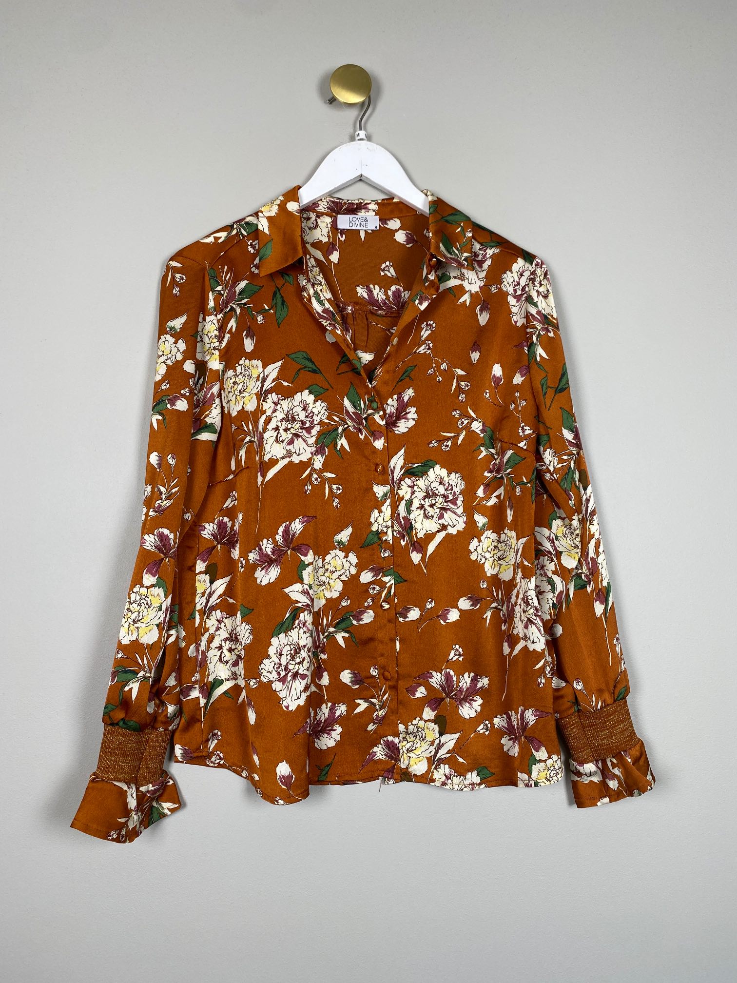 Love & Devine str. M <br/> skjorte med blomster, brændt orange