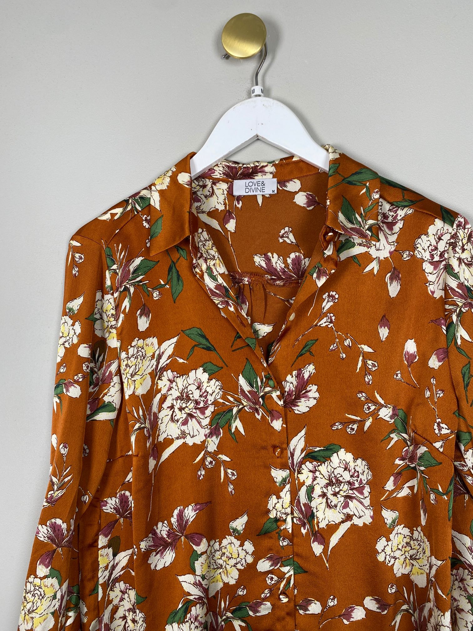 Love & Devine str. M <br/> skjorte med blomster, brændt orange - Billede 2