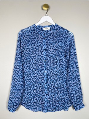 Modström str. XS <br/> blomstret blå bluse
