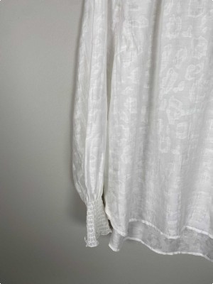 Gustav str. 44 <br/> hvid bluse