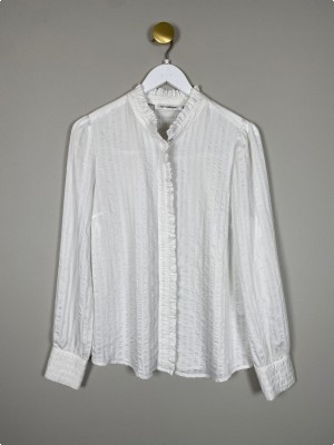 Co´Couture str. M <br/> hvid skjorte med flæsedetaljer
