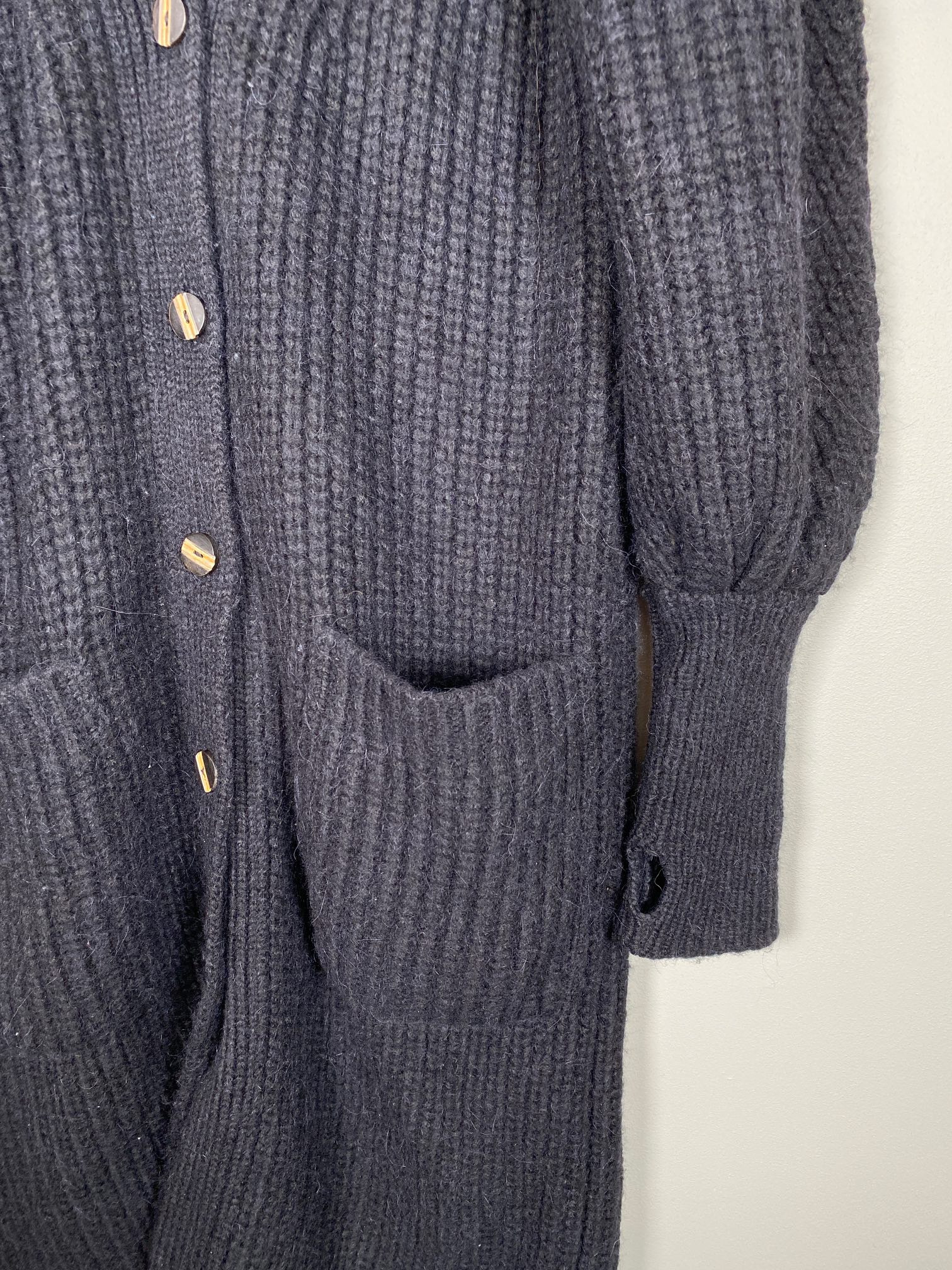 Ulla Johnson str. M/L <br/>lang sort cardigan, 70% baby alpaka - Billede 2