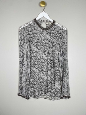Dranella str. 40 <br/> bluse med detalje ved kraven