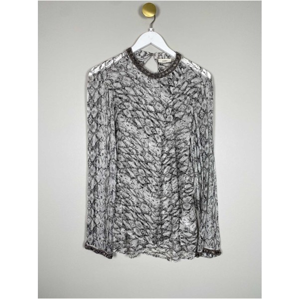 Dranella str. 40 <br/> bluse med detalje ved kraven