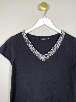 Silbor str. M <br/> sort t-shirt med perlekrave