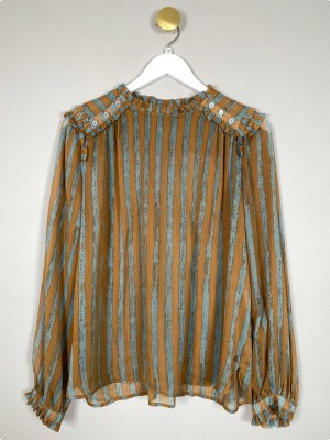 Coster Copenhagen str. 38 <br/> stribet bluse med flæsedetaljer