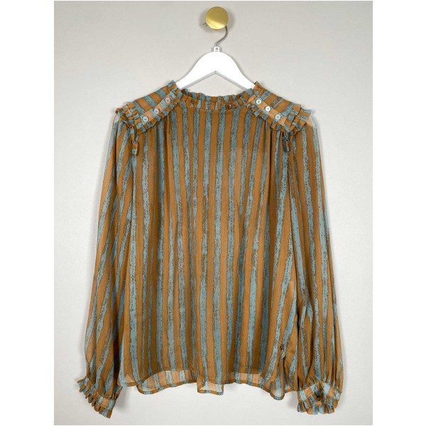 Coster Copenhagen str. 38 <br/> stribet bluse med flæsedetaljer