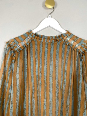 Coster Copenhagen str. 38 <br/> stribet bluse med flæsedetaljer
