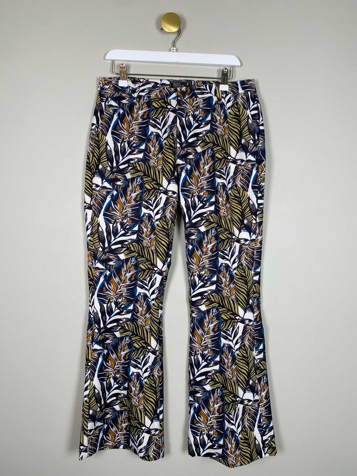 Good Morning Universe str. 28 <br/> blomstret bukser