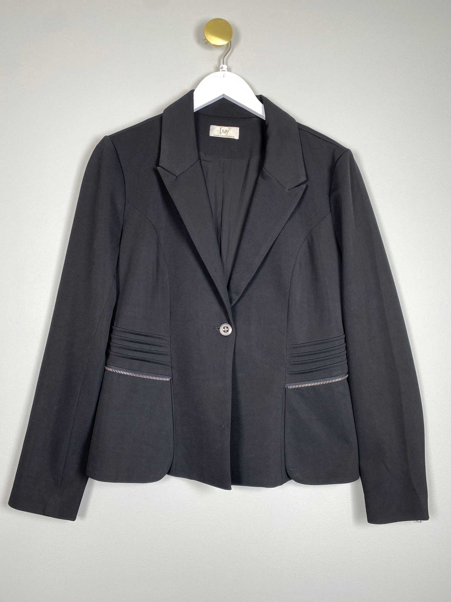 Isay str. 40 <br/> sort blazer
