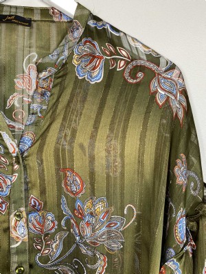Jad str. M <br/> grøn bluse med blomster