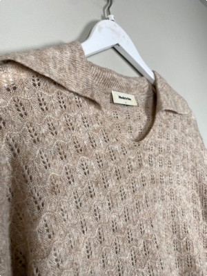 Modström str. S <br/> beige strik med hulmønster