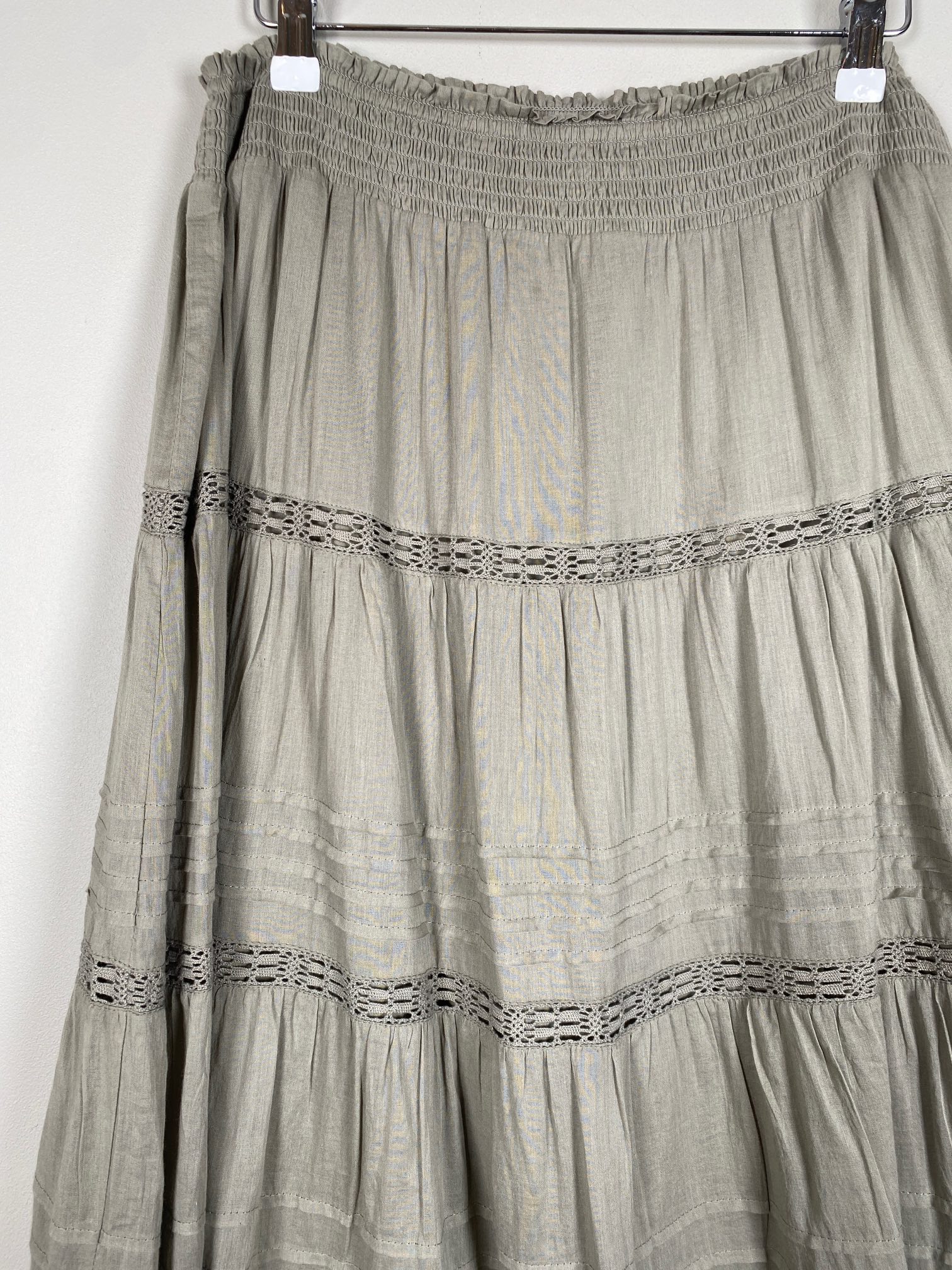 Neo Noir str. M/L <br/> lang nederdel med hulmønster, støvet grøn - Billede 2