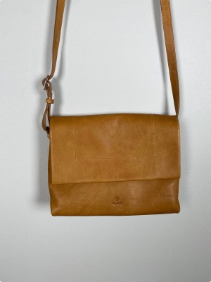 Adax skuldertaske <br/> lysbrun med 2 rum