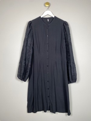 Culture str. XL <br/> sort kjole med broderi på ærmer