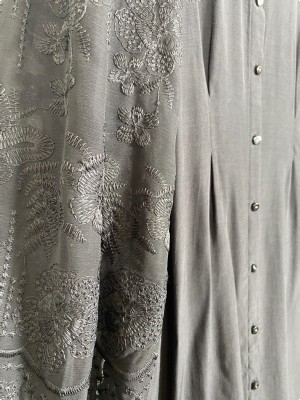 Culture str. XL <br/> sort kjole med broderi på ærmer