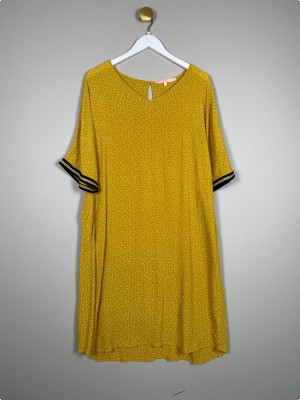 My Little Curvy Love str. XL <br/> karrygul kjole med hvide prikker