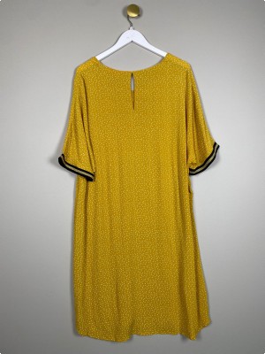 My Little Curvy Love str. XL <br/> karrygul kjole med hvide prikker