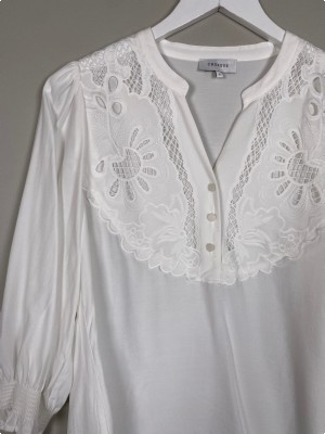 Therese str. S <br/> hvid bluse med blondedetaljer