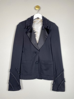 Roberto Cavalli str. 40 <br/> sort blazer med flæsedetaljer