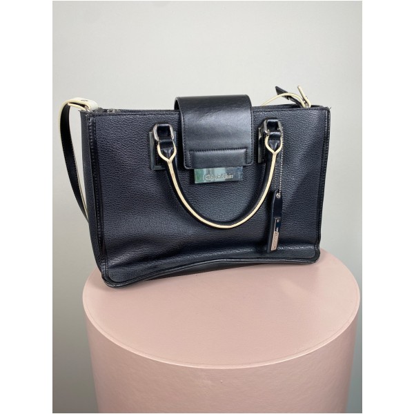 Calvin Klein <br/> sort skuldertaske med 3 rum