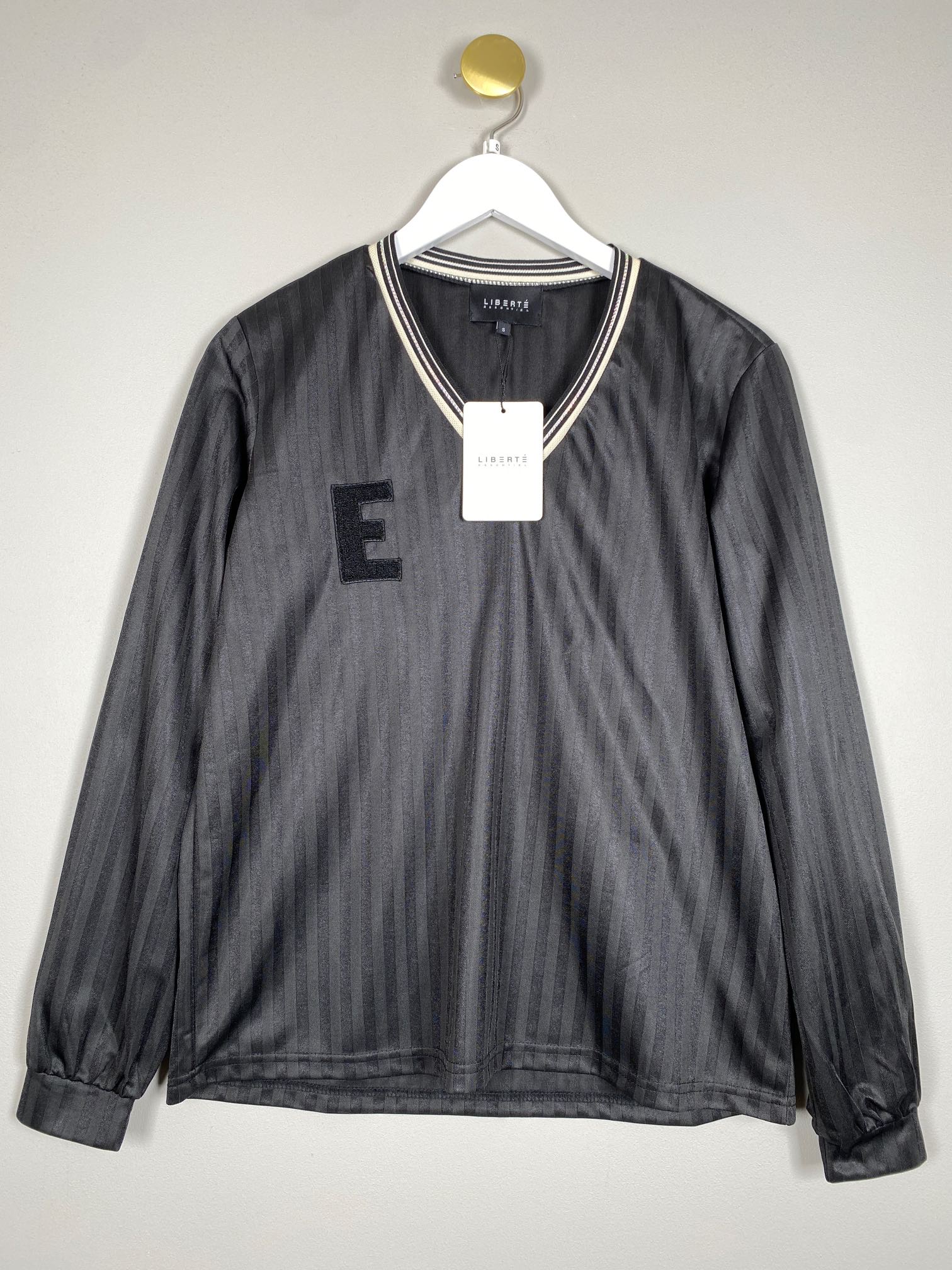 Liberté str. S <br/> sort bluse med v-udskæring