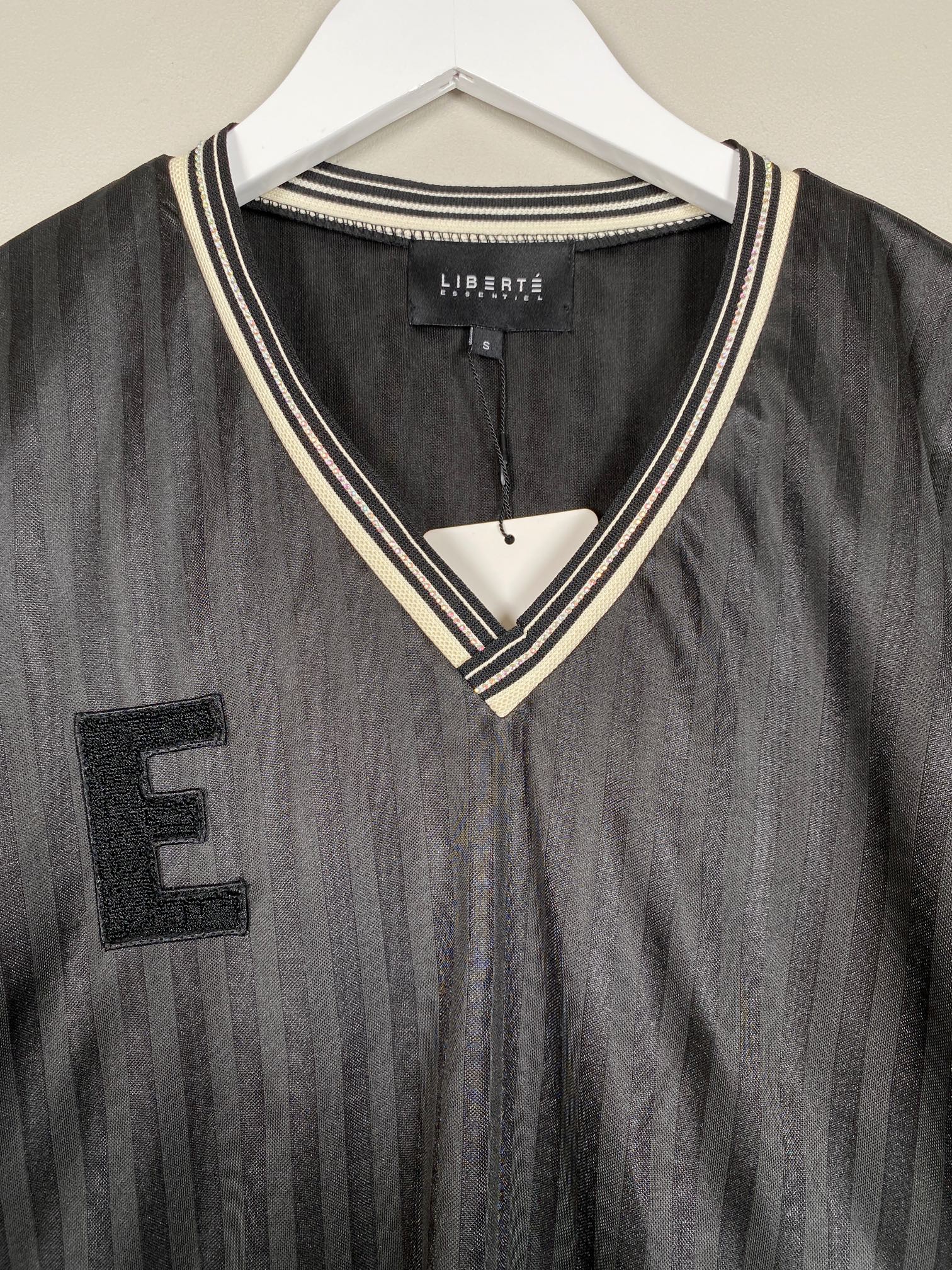 Liberté str. S <br/> sort bluse med v-udskæring - Billede 2