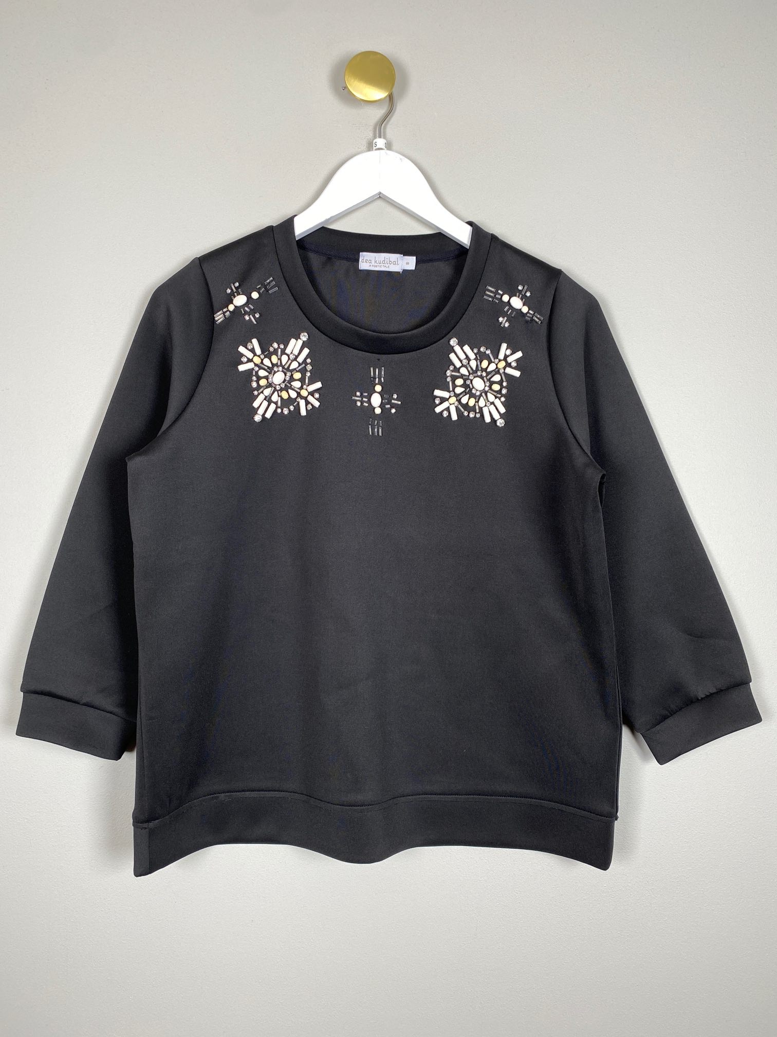 Dea Kudibal str. S <br/> sort bluse med perler