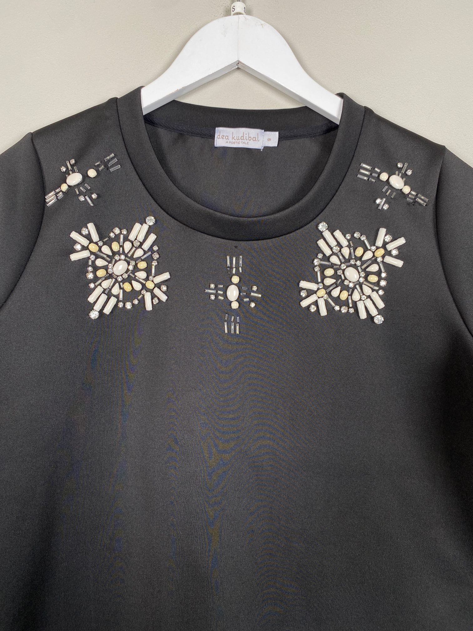 Dea Kudibal str. S <br/> sort bluse med perler - Billede 2