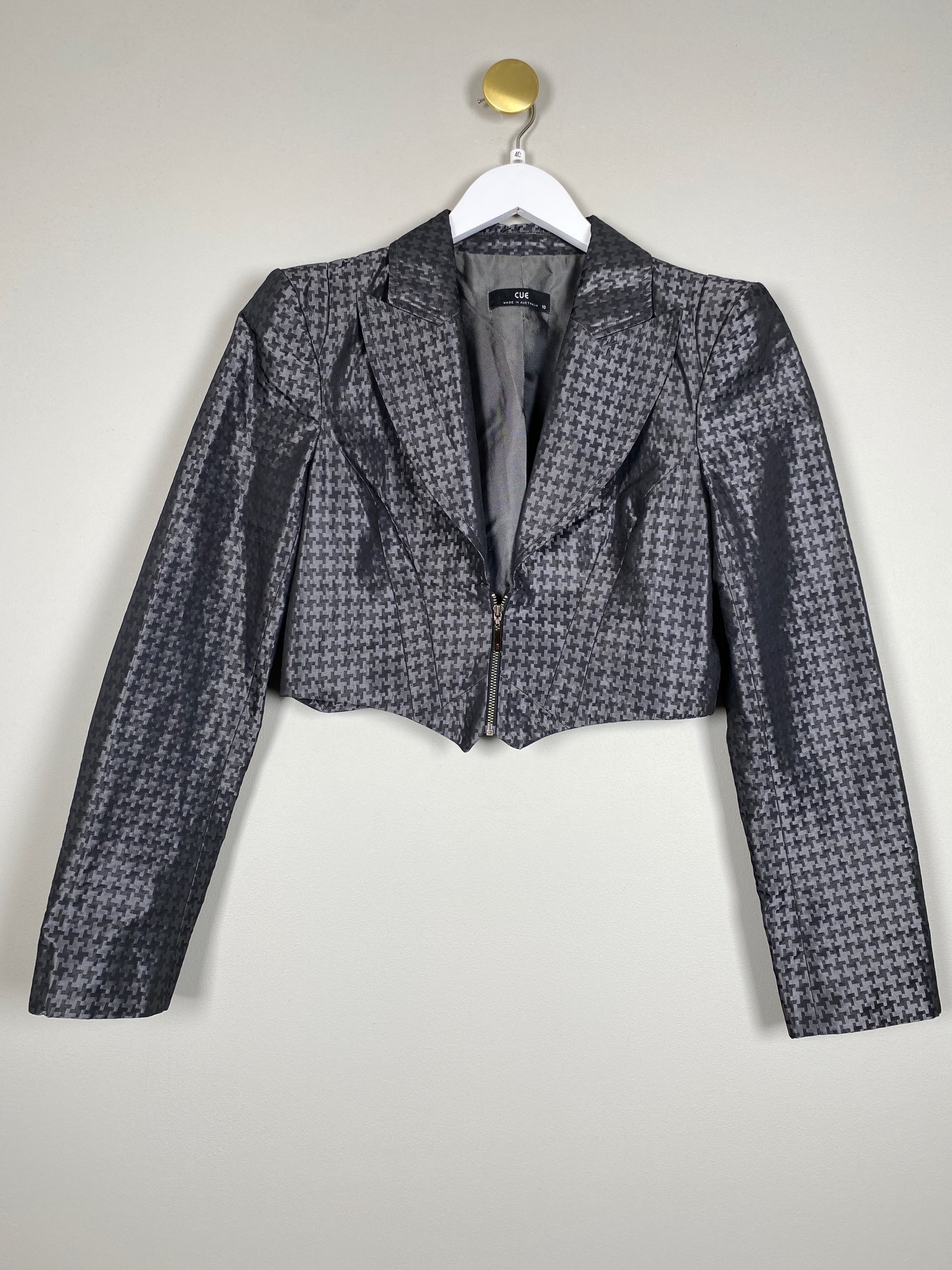 Cue str. 40 <br/> kort ternet blazer