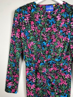 Cras str. 38 <br/> blomstret kjole med skulderpuder