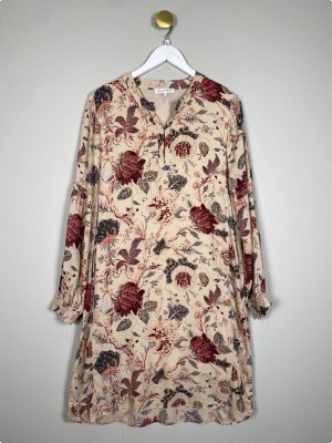 Second Female str. M <br/> beige kjole med røde og blå blomster