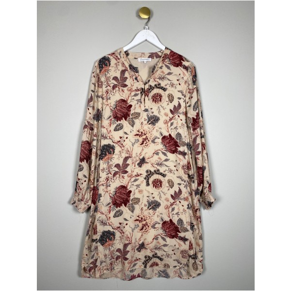 Second Female str. M <br/> beige kjole med røde og blå blomster
