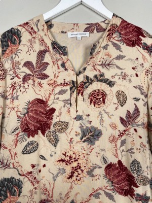 Second Female str. M <br/> beige kjole med røde og blå blomster