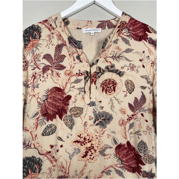 Second Female str. M <br/> beige kjole med røde og blå blomster - Billede 2