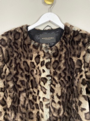 Alexandra str. 38 <br/> jakke i leopardmønster, fake fur