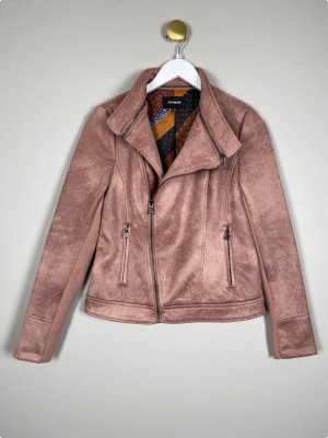 Desigual str. 36 <br/>rosa jakke med asymmetrisk luk