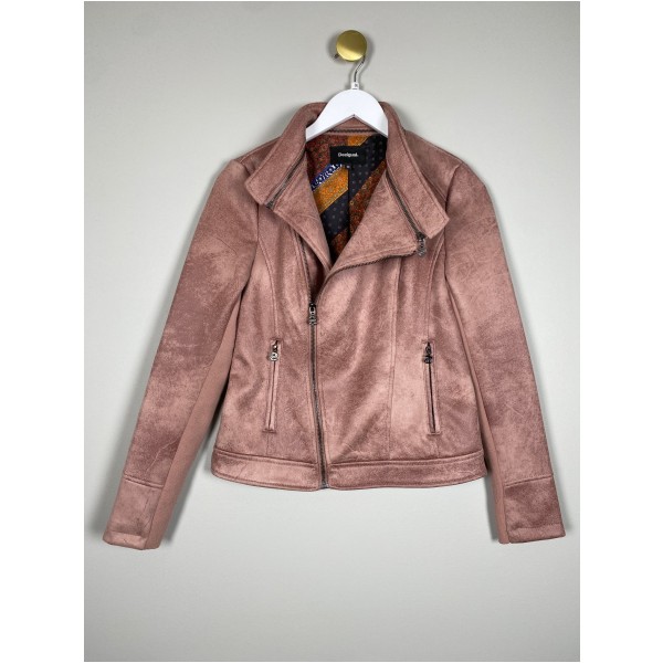 Desigual str. 36 <br/>rosa jakke med asymmetrisk luk